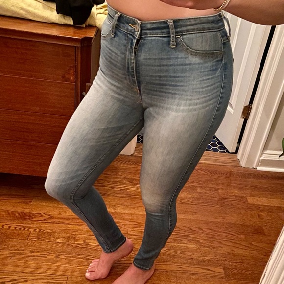 Abercrombie & Fitch Light Wash Skinny Jeans 4 - Picture 2 of 8